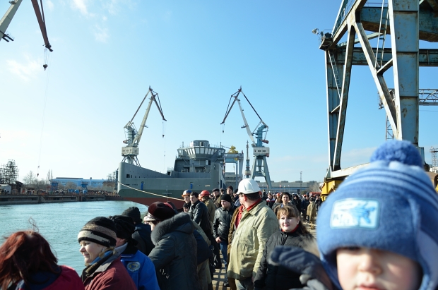 Жители города Керчи и работники завода Залив смотрят как спустили на воду World Opal