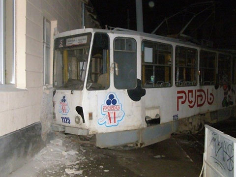 Украинцы угнали трамвай, съехали с рельсов и протаранили жилой дом