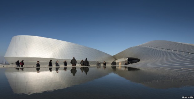 Дания новый национальный аквариум, Голубая планета, по форме напоминает огромный водоворот.