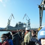 Жители города Керчи и работники завода Залив смотрят как спустили на воду World Opal