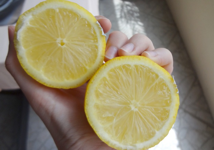 Осветление волос лимоном Для нанесения лимоного сока на волосы лучше всего использовать спрей