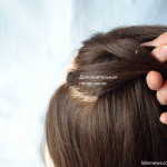 Берем дополнительную прядь волос и соединяем со виторой прядью