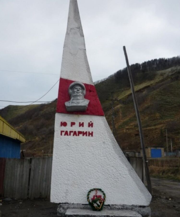 На Сахалине снесли памятник первому космонафту Юрию Гагарину